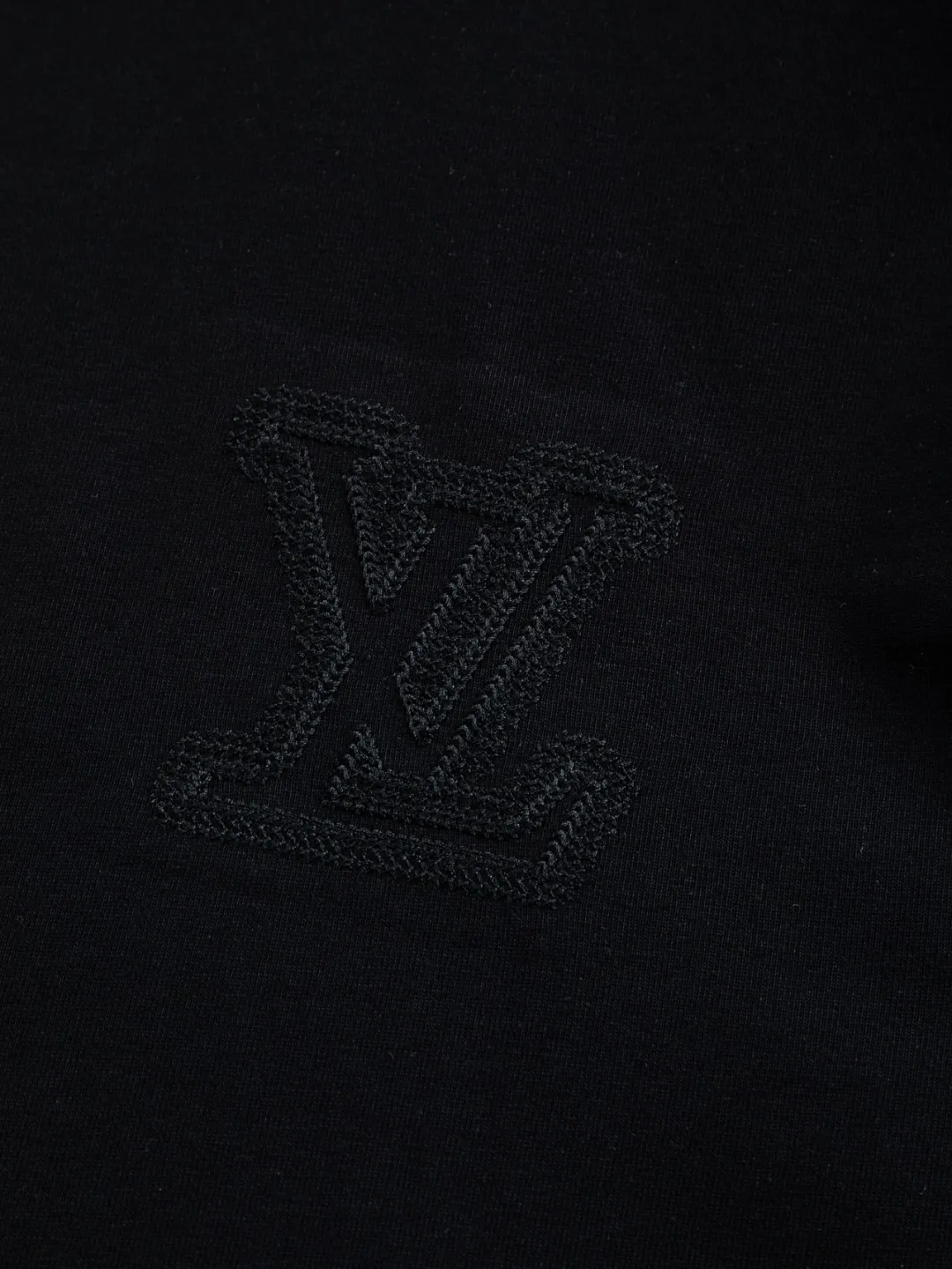 🅿️200 Louis Vuitton 1V LV micro-wide version S-XL LV 26ss new products are available at the counter simultaneously. Multiple craftsmanship. Three-dimensional small logo letters on the chest🪡 embroidery + multi-label four-leaf clover on the back🍀🪡 embroidery. Round neck short-sleeved T-shirt, same style for men and women! Consigned to one-to-one creation. Synchronized with the official website, pure cotton fabrics at the counter! It is close to the skin and comfortable, durable and easy to wear. It has a classic and simple logo design and meticulous original craftsmanship. Short-sleeves, a must-have item for men, do not appear to be the same for the general public, but must be unique and eye-catching. This LV short-sleeve is all about quality, comfort, the same shape and fashion as always, including fabrics and cutting techniques. All of them have been made with great effort! 320 grams of washed pure cotton fabric, pure cotton is breathable, very refreshing and comfortable for daily wear. The rib knitting on the neckline is smooth and tight, and the neckline will not be skewed if you toss it at will. The loose version, you will find that it looks really good on the upper body. The overall is minimalist and neat, super versatile for daily use! Pair it casually with a pair of pants for a youthful look. A T-shirt will make your outfit crazy. It is a fashionable item that can never go wrong! Color: Black White Size: S-XL Size chart: S: Shoulder width 50-Bust 56-Length 70 M: Shoulder width 52-Bust 57-Length 72 L: Shoulder width 54-Bust 59-Length 74 XL: Shoulder width 56-Bust 62-Length 76
